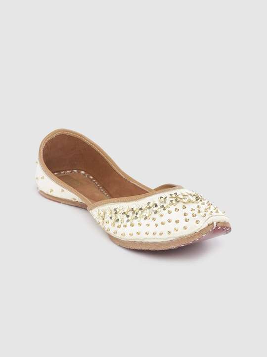 Women Off-White & Gold-Toned Embellished Mojaris - Image 5